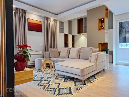 Affittasi studio con veranda nella zona di 21 Dhjetori, Tirana! 600 € /Mese Sup. Totale 51m2