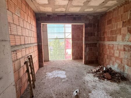  Shitet Apartament 2+1 – Pranë Shkollës së Kuqe & Gjimnazit Partizani