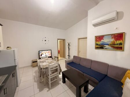 Qira, Kati i 3 në Shtëpi Private, Kenet perball Oroshit, Durrës