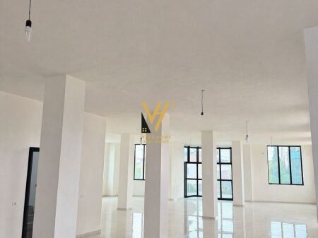 SI AFFITTA EDIFICIO 1.400 M2 A KAVAJA 5.000 EURO