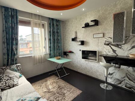 Perballe Coloseut Tek Rruga Durresit Shitet Apartament 2+1 I Investuar Dhe Mobiluar!