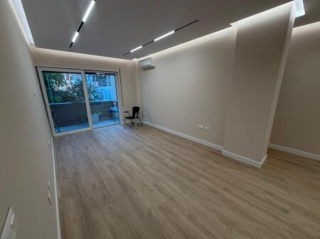 LOCALE IN AFFITTO – DI FRONTE A COIN / RTSH 250.000 lek/mese (netto)
