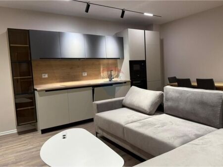 Apartament 1+1 për shitje te Komuna e Parisit , në rrugën Petro Korçari .