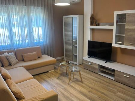 Apartament me qera 2+1+ballkon - Liqeni Thate, rruga Eduard Mano 700 Euro
