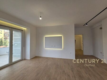 SHITET APARTAMENT 2+1+2 NE HYRJE TE FRESKUT