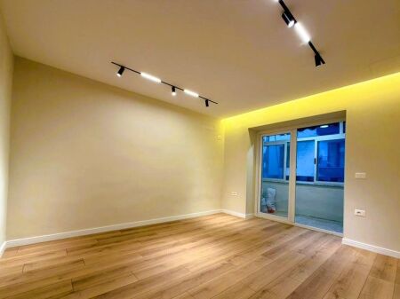 APARTAMENT 1+1 PER SHITJE PRANE PAZARIT TE RI!