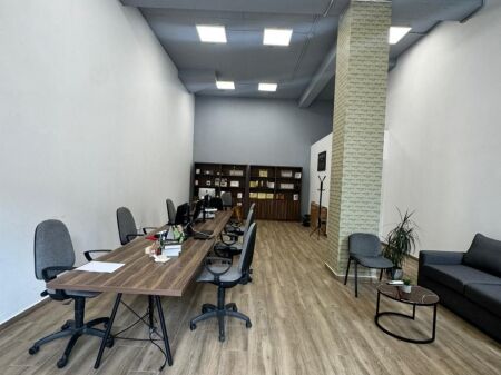 Locale commerciale in affitto, Via Frosina Plaku