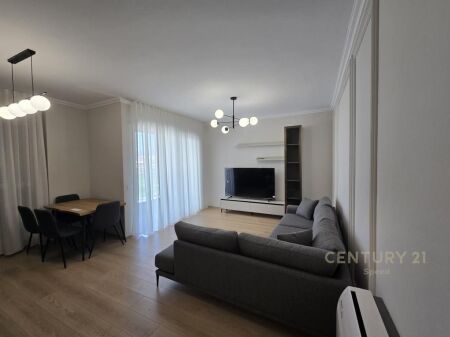 Ne fillim te Bulevardit te Ri ofrojme apartament 2+1+2 per qira!