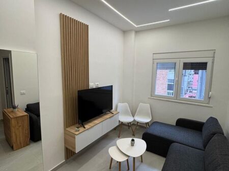 AFFITTASI APPARTAMENTO 1+1 VICINO AL CENTRO BLUESTAR, DURRES