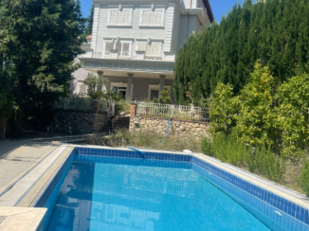 Villa su 4 piani con piscina in vendita – Akacia Hills, TEG
