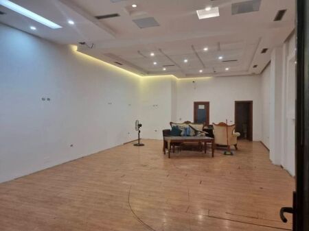 AFFITTASI NEGOZIO 80 M2 - Curva di Kamza