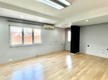 In Affitto: Ufficio Moderno con 3 Ambienti di Lavoro Piazza Wilson (Vicino all'Ufficio Postale 8) - 3° Piano - 700€/Mese - Sup. 110m²