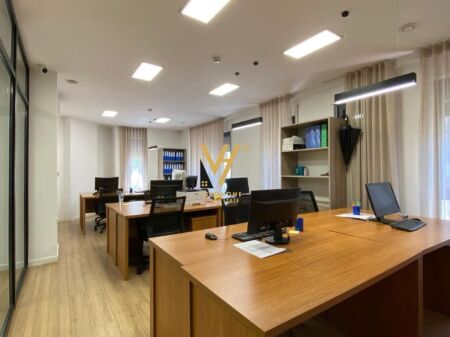 UFFICIO 317 M2 IN AFFITTO IN VIA BARRIKADAVE 400.000 LEKE