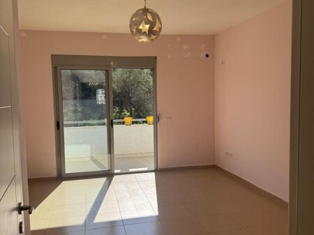 Shitet apartament luksoz me pamje fantastike mbi Tiranë 
