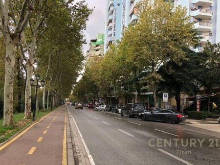 Locale commerciale in affitto fronte strada a Ish Ekspozita