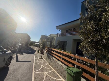 Villa su due piani, arredata, long hill teg, 5000 euro con 2 posti auto