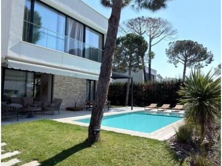 Vendiamo villa individuale con piscina, nella residenza "San Pietro"!