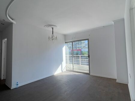  SHITET Apartament 2+1  Komuna e Parisit,pranë Kristal Center