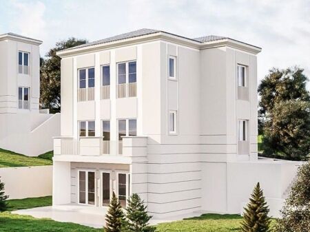 In Vendita – Villa di Lusso su 3 Piani Collina Verde!