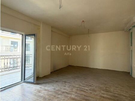 Shitet apartament 2+1+2 tualete tek Porta e Re,Mjullbathore!