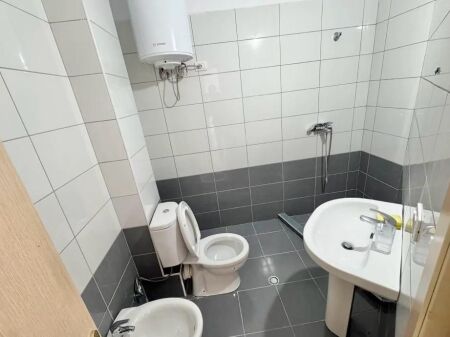 Tipologjia: 2+1  Vendndodhja: Pranë Radissonit Liqeni i Thate me qera !