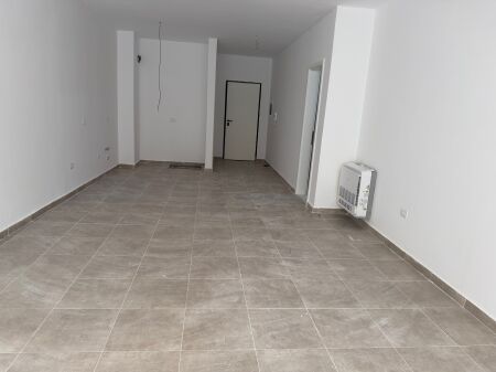 3+1, empty near Radisson hotel dry lake, 1500 euros