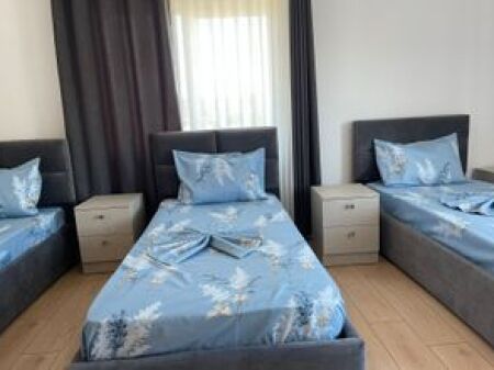 AFFITTASI MENSILMENTE CAMERA D'HOTEL PER 3 PERSONE A VAQARR 300 €