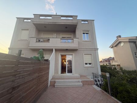 Vile 3 kateshe,e mobiluar te Akachia Hill,Teg,1500 euro
