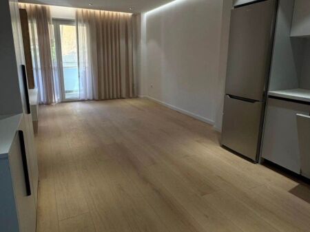  Shitet Apartament 1+1 – Pranë Maternitetit “Koço Gliozheni” 