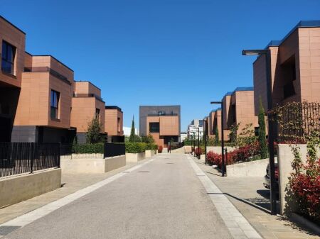 IN VENDITA: Villa a Schiera Luminor Residence - TEG, Dietro Uni. Aldent ((780,000€))