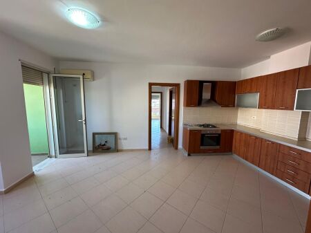 🏢Via Elbasanit, affittasi appartamento 3+1+2+posto auto, parzialmente arredato 1.000 Euro (lordo)