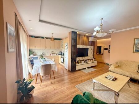 VENDESI Appartamento moderno 3+1+2 con 2 posti auto, veranda, terrazza e deposito – Giardino Botanico , Tirana