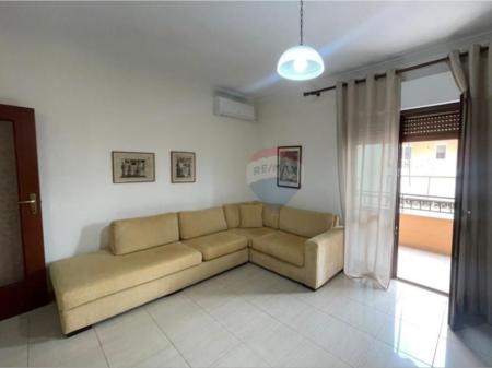 Appartamento in affitto 1+1 a Komuna e Parisit