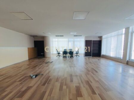 Locale per ufficio in affitto vicino al Lago di Tirana!
