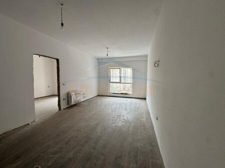 Affitto, Appartamento 1+1 per Uffici, Complesso Aura, Tirana.