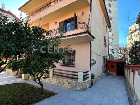Villa su 3 piani in vendita nella zona di Don Bosco