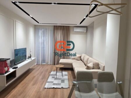 Tek Liqeni Artificial, Jepet Me Qira Super Apartament 2+1, Me Vendndodhje Perfekte dhe I Investuar Ne Detaje!