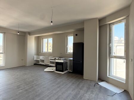 Shitet Apartament 3+1+2 Komuna e Parisit  Kati i 4 banim Sip. Totale 135m2  Çmimi: 418.000€  