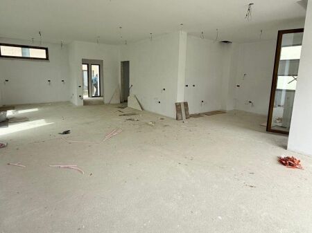  Villa Individuale su 3 Piani in Vendita – Vicino a TEG 