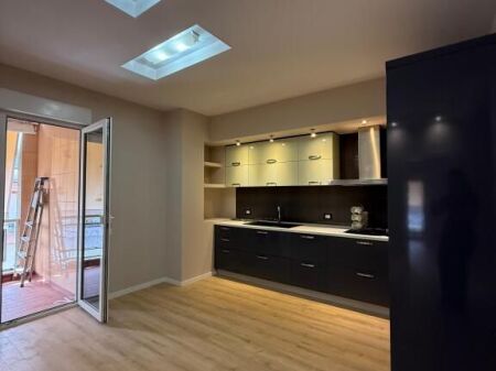 Shitet apartament 2+1 ne Xhamllik te Rezidenca "Colombo 2".