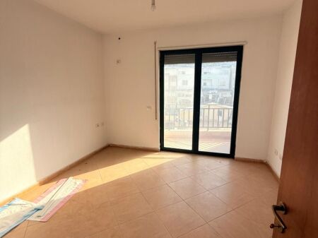  Shitet Apartament 2+1+2  +3 Ballkone tek Mbikalimi i Kristalit!