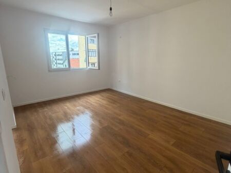 Shitet Ap 1+1 Porcelan, mbrapa UET - Cmimi 98.000 Euro