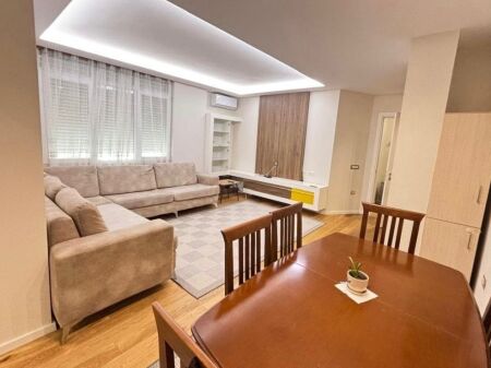 Jepet me qira apartament 3+1 Qendra . Me ashensor . Shkolla e kuqe . Cmim okazion