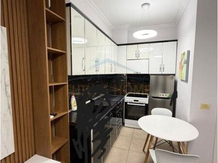 Shitet Apartament 1+1 Unaza e Re.