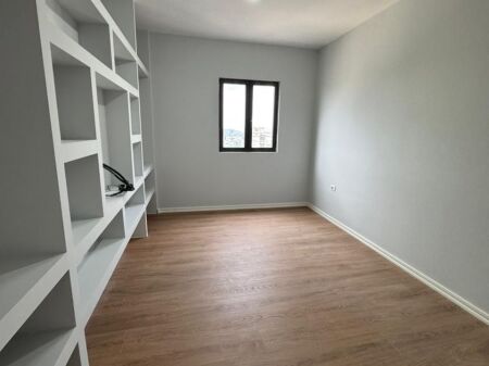 Shitet apartament 2+1, Fresk