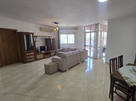  Apartament 2+1 me qira – Rruga e Barrikadave