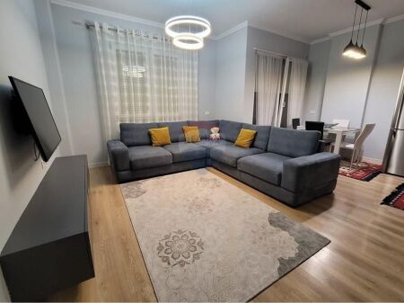 Apartament - Për Qira - Rruga 5 Maji, Tiranë