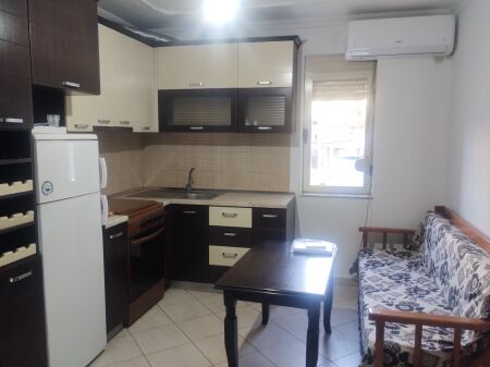 Jepet me qera apartament 2+1+ballkon Rr. Jordan Misja (përballë Harry Fultz)
