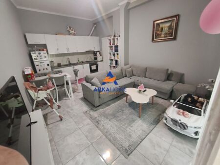 VENDESI APPARTAMENTO 2+1+BALCONE "VICINO AL RISTORANTE FRESKU" 128.000 LEKE