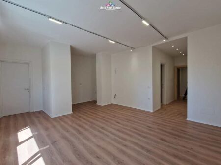 Ufficio in Affitto 3+1+2 Vicino al Mercato Nuovo (ID BZ2929) Tirana